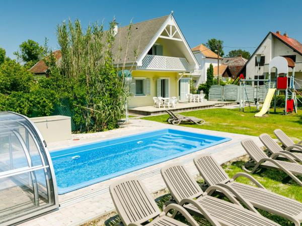 Holiday Home Sapphire by Interhome, Забронировать Дом для отпуска Отели Балатонмариафюрдё с парковкой, Парковка