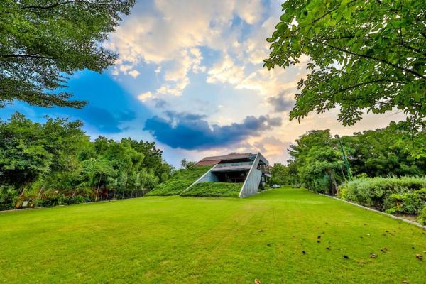 One 90 by the golf@kensville, Забронировать Вилла Nānodra штат Гуджарат
