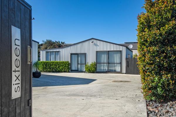Sunnyside Spa Retreat - Mangawhai Holiday Home