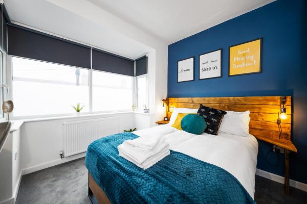 7 bedroom house ENSUITE Rooms, fully equipped kitchen, free WIFI, TVs in all rooms CITY CENTRE CLOSE TO A46 Inspire Homes