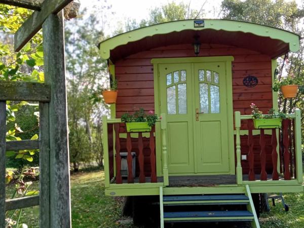 Roulotte bucolique en bois avec terrasse, Vallée de la Sarthe - FR-1-410-188, Забронировать Отель Шантене-Вильдьё Sarthe