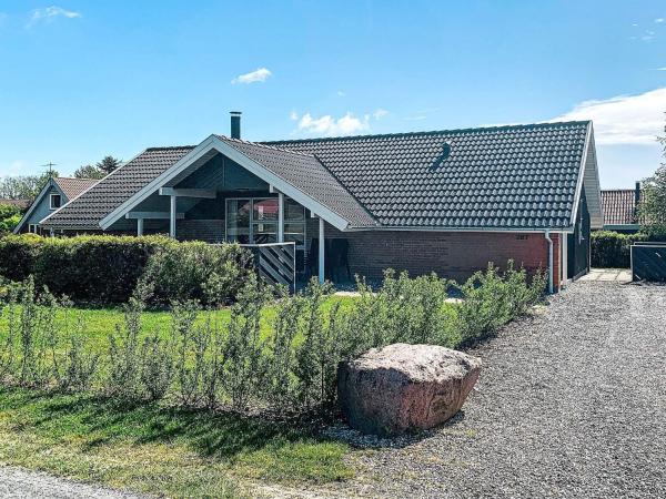 10 person holiday home in Juelsminde, Забронировать Дом для отпуска Отели Сёндербю с бассейном, Бассейн