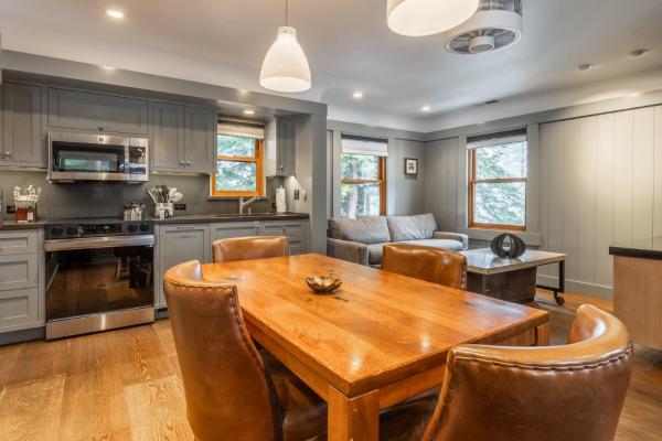 Cedar Crest-Stellars Jay Cottage 4, Забронировать Дом для отпуска Отели Норт-Лейк-Тахо с парковкой, Парковка