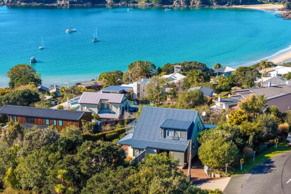Noll View - Stay Waiheke, Забронировать Дом для отпуска Отели Острова Уаихеке с парковкой, Парковка