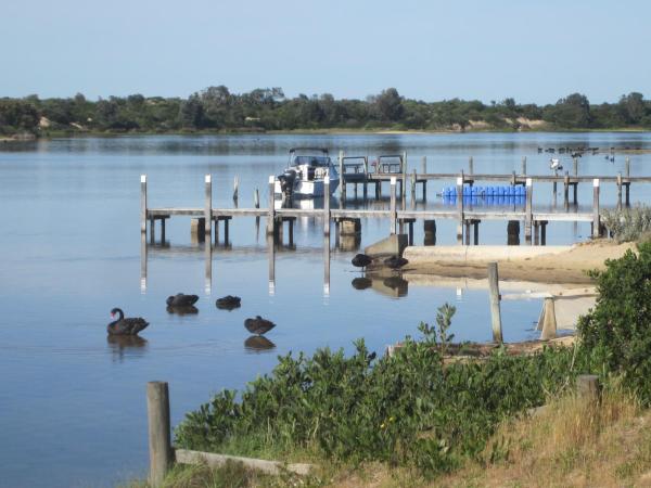 Lakes Entrance Waterfront Cottages with King Beds, Забронировать Мотель Лейкс-Энтранс Gippsland