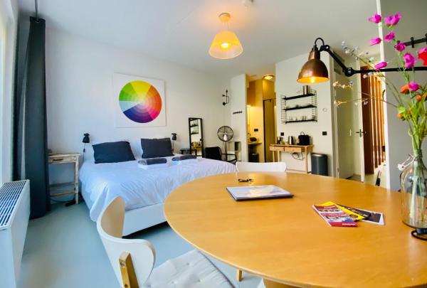 Private studio, patio garden and free car parking, Забронировать Отель «постель и завтрак» Амстердам Северная Голландия