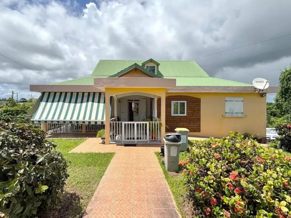 Maison charmante avec jardin clos à Sainte-Anne, Забронировать Дом для отпуска Сент-Анн Grande-Terre