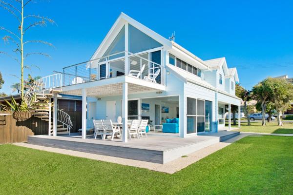 Middle Rock Beach House - Beach Front, Lake Cathie