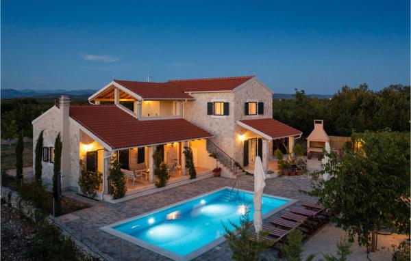 Nice Home In Drnis With Sauna, Забронировать Дом для отпуска Отели Шибеник с парковкой, Парковка