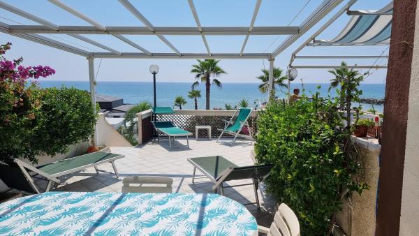 LA VILLA fronte SPIAGGIA BANDIERA BLU, Забронировать Вилла Коттеджи Сперлонга, Коттедж