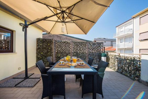 ALTIDO Apt for 8 with huge terrace in Old town of Viareggio