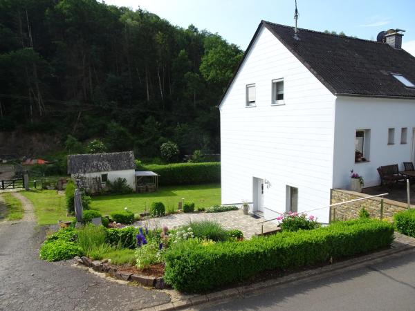 Waxweiler Riverside Retreat