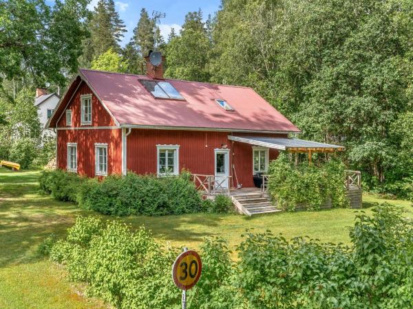 Chalet Bäcklunda by Interhome, Забронировать Шале Муллхиттан Эребру