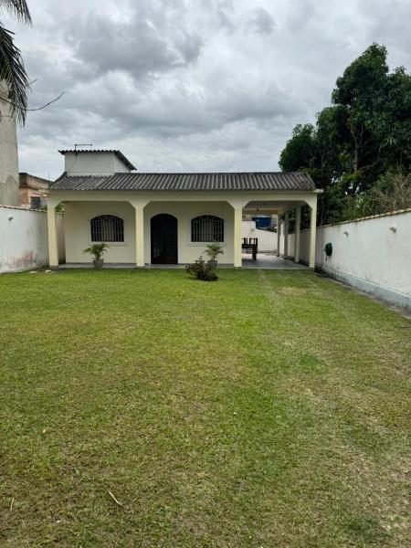 Casa familiar em São Pedro da Aldeia - RJ, Забронировать Дом для отпуска Отели штата Рио-де-Жанейро с парковкой, Парковка