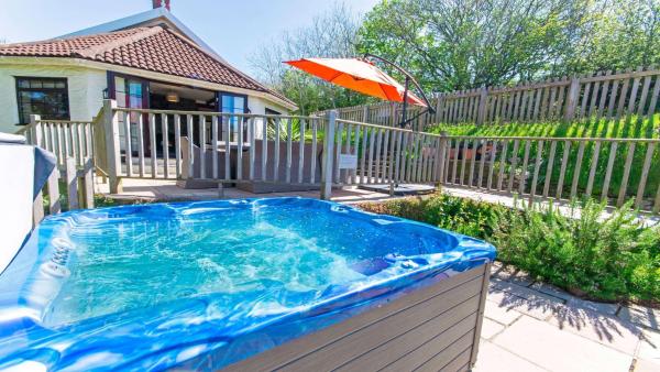 Streamways Slps 12-16 Hot Tub with Views Cabin