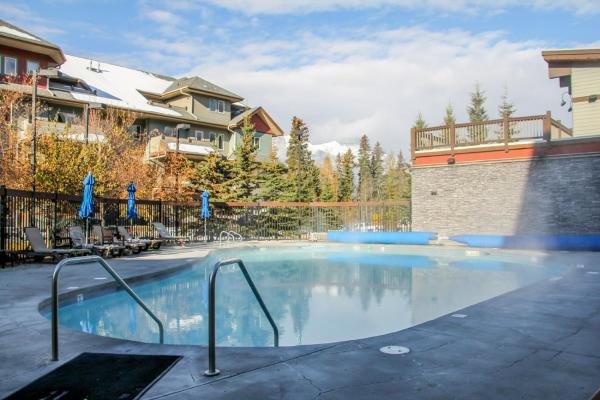 Suites with Pool & Hot tubs managed by Little Sister Getaways, Забронировать Отель Канмор Альберта