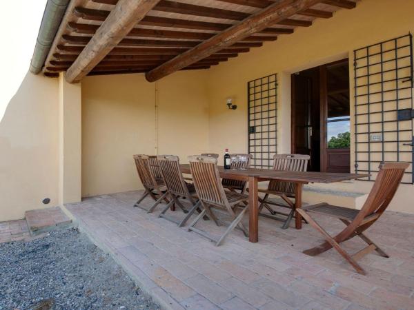 Belvilla by OYO Lavish Farmhouse With Fireplace