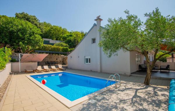 Four-Bedroom Holiday Home In Glavina Donja, Забронировать Дом для отпуска Донья-Главна Сплитско-Далматинская жупания