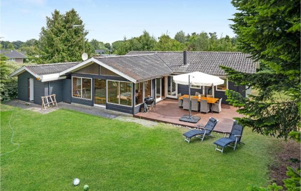 Three-Bedroom Holiday Home In Dronningmolle, Забронировать Дом для отпуска Дроннингмолле North Zealand