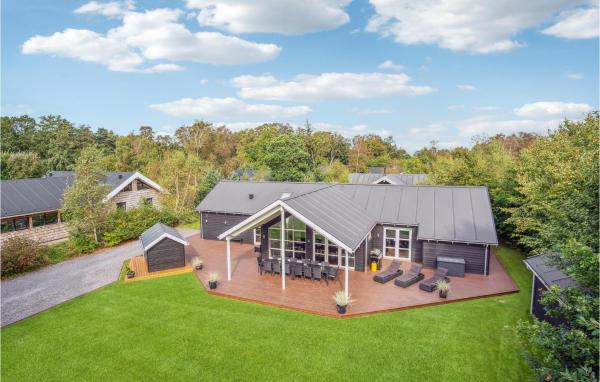 Five-Bedroom Holiday Home In Grenaa, Забронировать Дом для отпуска Грено Центральная Ютландия, рядом с Порт Гренаа