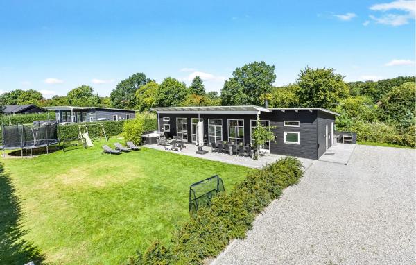Four-Bedroom Holiday Home Haderslev With A Room Hot Tub 01, Забронировать Дом для отпуска Коттеджи Knud, Коттедж