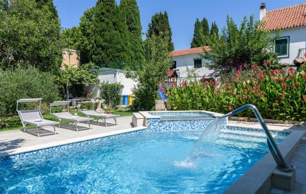 Cozy Home In Kastel Luksic With Kitchen, Забронировать Дом для отпуска Каштел-Лукшич Каштела