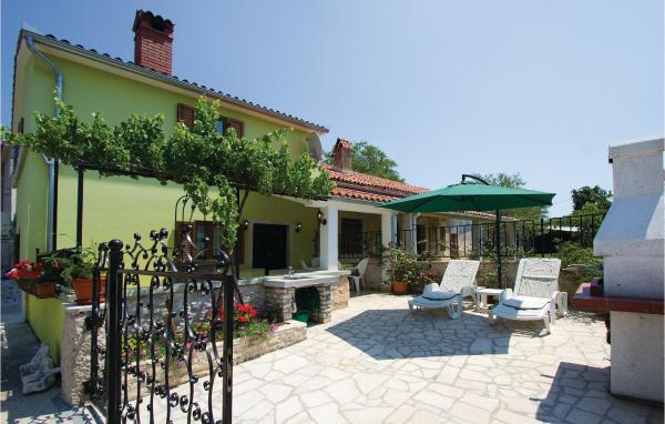 Beautiful Home in Belavici With Wifi and 2 Bedrooms