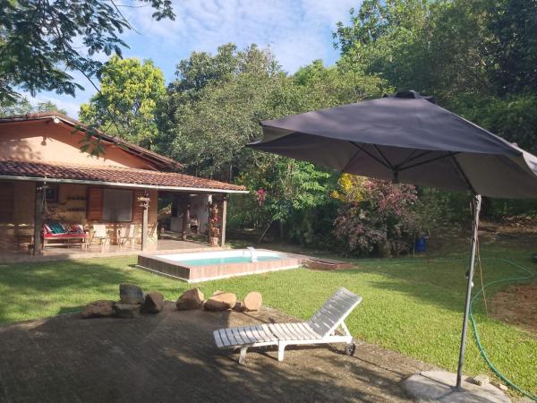 Sítio com piscina, na estrada de Aldeia Velha e rio a frente da porteira, Забронировать Дом для отпуска Силва-Жардин штат Рио-де-Жанейро