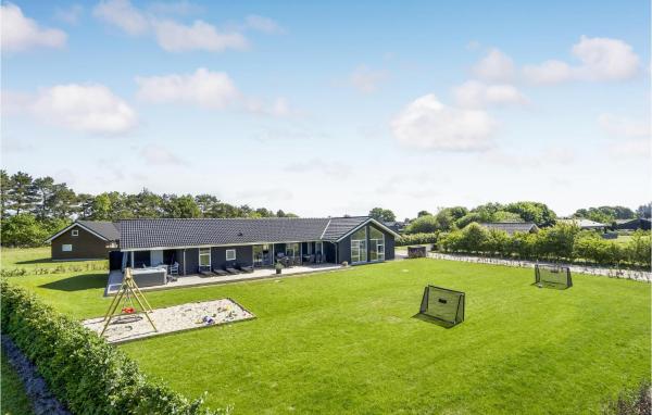Stunning Home In Hadsund With Five Bedrooms And Wifi