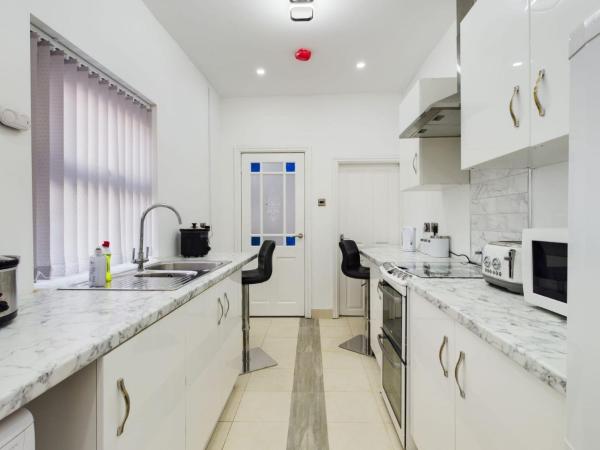Stunning 4-bed House Fully Refurbished Modern