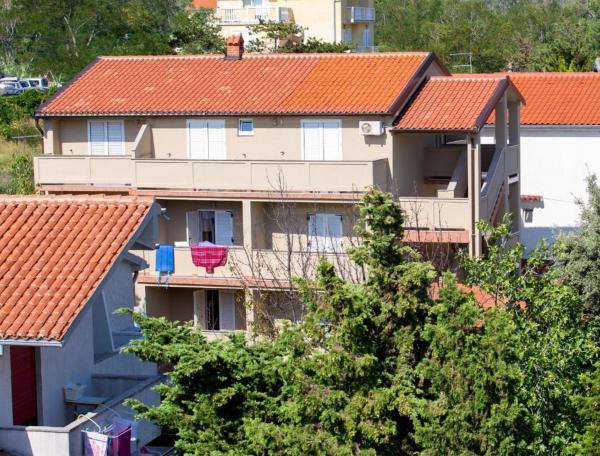 Apartments for families with children Lopar - Rab - 20749, Забронировать  Отели острова Раба с парковкой, Парковка