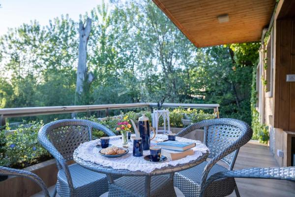 StayVista at Waterside Estate, Забронировать  Отели Jammu & Kashmir Ski с парковкой, Парковка