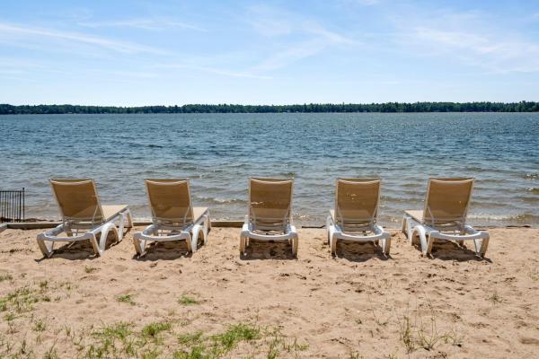 Fife Lake Lodge - Double Queen Room with Lake Access, Забронировать  Файф-Лейк штат Мичиган