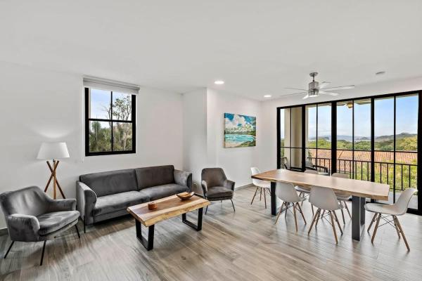 Stunning Top-Floor Condo with Sweeping Ocean & Mountain Views & Beach Club, Забронировать Дом для отпуска Отели Коко с парковкой, Парковка