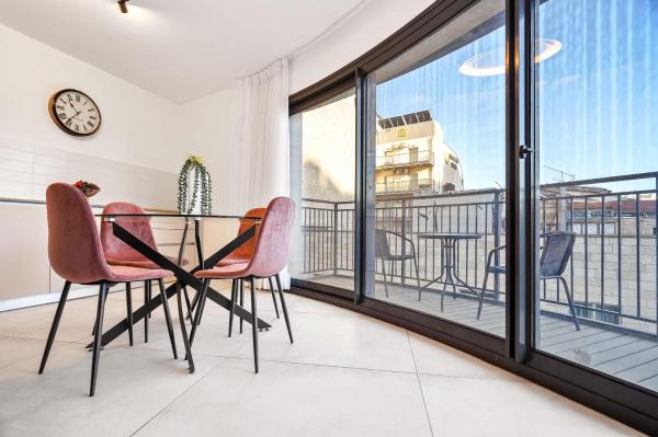 Deluxe 1 Bedrooms Apartment Terrace in City Center, Забронировать Дом для отпуска Коттеджи Иерусалима, Коттедж