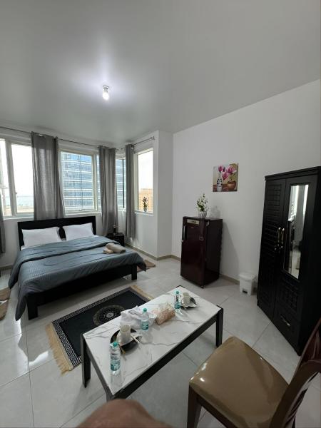 Corniche Street - Extremely Unique Room, Забронировать Хостел Хостелы Эмирата Абу-Даби, Хостел