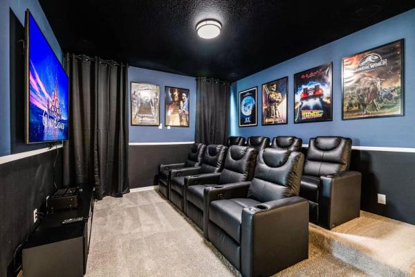 Awesome 9 Br-10 min to Disney w Game & Theme Rooms, Забронировать Вилла Отели Киссимми с парковкой, Парковка