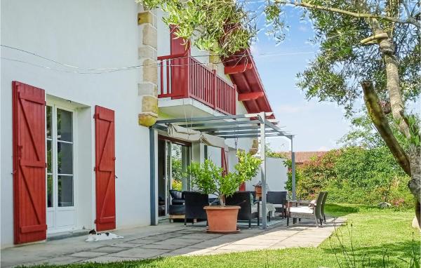 Nice Home In La Bastide-Clairence, Забронировать Дом для отпуска Лабастид-Клеранс 