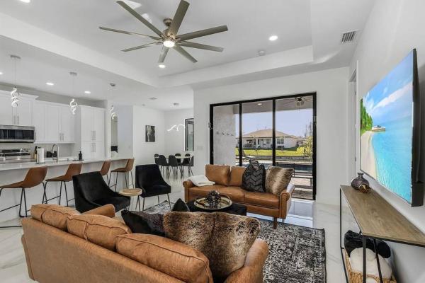 Waterfront getaway FREE heated saltwater pool!, Забронировать Дом для отпуска Кейп-Корал Southwest Florida, рядом с Lee Island