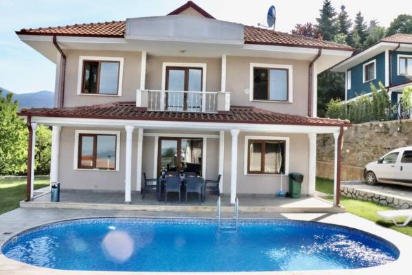 Full Müstaki̇l Göl Manzarali Havuzlu Vi̇lla- Btk02