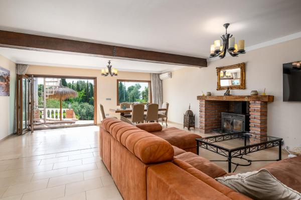 Villa mariposa, Забронировать  Нерха Axarquía, рядом с Playa Carabeillo