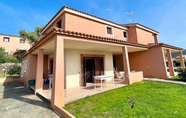 ISS Travel, Gli Asfodeli - Large apartments with private terrace, Забронировать  Отели Сан-Теодоро с парковкой, Парковка