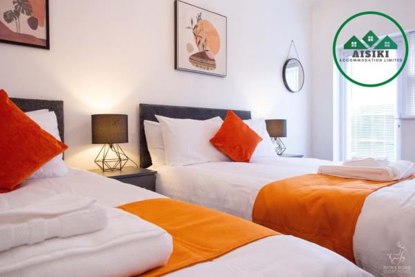 Aisiki Stays Apartments at Harwoods Road, Multiple 2-Bedroom, Pet-Friendly Flat, King or Twin or Double Beds, with Free Wi-Fi and Parking Space, Забронировать  Отели Хартфордшир с парковкой, Парковка