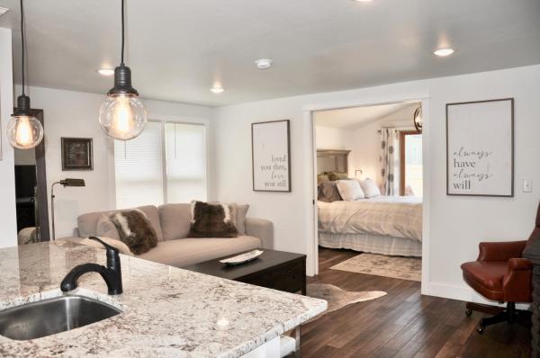 Adorable Bungalow w/ Private Patio Mins away from Downtown Rapid City, 预订 度假屋 拉皮德城 黑山国家森林