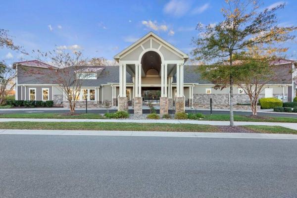 Modern Townhouse with Pool Gym & Tennis Near Beach