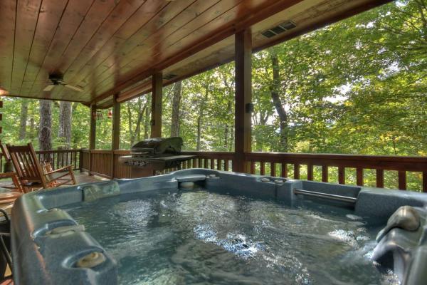 Bearfoot Ridge Wood-burning fireplace cozy hot tub serene views, Забронировать Вилла Эллиджей 