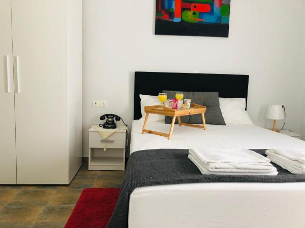 Stamatias Home, fully equipped cottage 5 minutes from the sea, Забронировать Дом для отпуска Отели Ханья с парковкой, Парковка