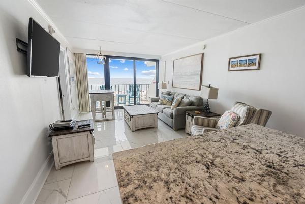 Island Winds East 308 by ALBVR - Beautifully renovated beachfront condo & steps away from Hangout & more, Забронировать Отель Галф-Шорс Alabama Gulf