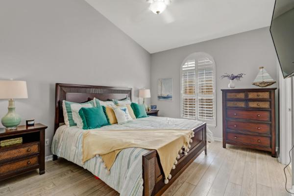 Cozy Beach House - 5 minutes from Vanderbilt Beach