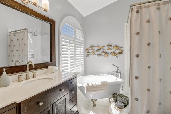 Cozy Beach House - 5 minutes from Vanderbilt Beach